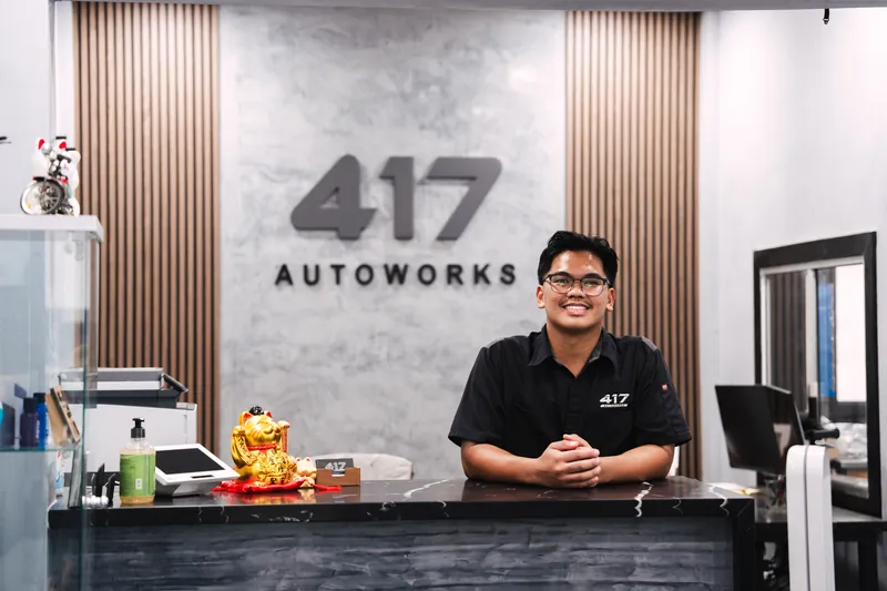 An owner of 417 Autoworks at the reception desk in Wailuku